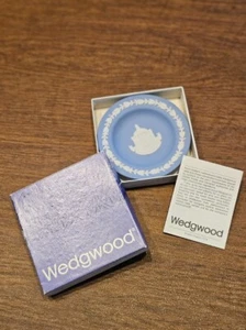 Wedgwood weiß auf hellblau Jaspis rund Süßigkeitenschale Tablett 4,5" - Harrogate Musik - Bild 1 von 5