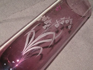 Jarrón vintage de vidrio púrpura cónico Caithness grabado patrón de campanas azules 19,5 cm de alto - Imagen 1 de 9