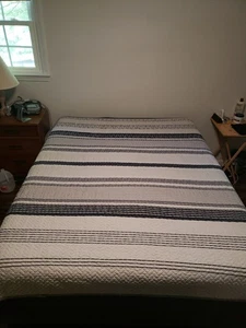 Grau gestreifte Steppdecke Queen Size gebraucht keine Flecken - Bild 1 von 4