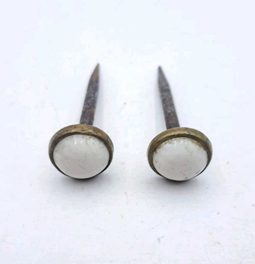 Lote de 2 perchas de latón con cabeza de porcelana blanca con marco de fotos vintage Foto 1 de 4