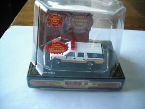 Code 3 COLLECTIBLES CITY OF EAST WINDSOR  GMC SUBURBAN  .    1/64 SCALE
