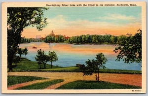 De colección Rochester Minnesota MN Silver Lake con clínica a distancia años 30 ver postal - Imagen 1 de 2