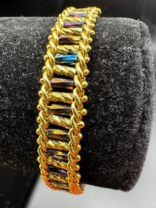 Brazalete de piedra multicolor trenzada en tono dorado - Imagen 1 de 4