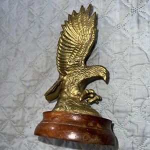 ESTATUA DE ÁGUILA AMERICANA DE LATÓN DE COLECCIÓN SOBRE BASE DE MADERA - Imagen 1 de 9