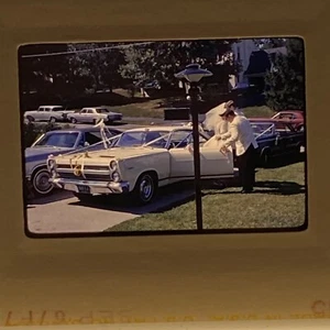 Diapositiva de película 1967 de colección Novia y novio con cometa Mercury Kodachrome blanco - Imagen 1 de 4