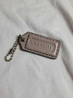 Bolso con llavero Coach de cuero con etiqueta colgante charol tostado 2 pulgadas Foto 1 de 4