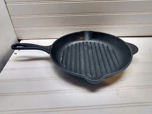 Le Creuset 26 Cast Iron Enamel 10" Skillet Frying Pot Saute Pan Grill Pan - Picture 1 of 7