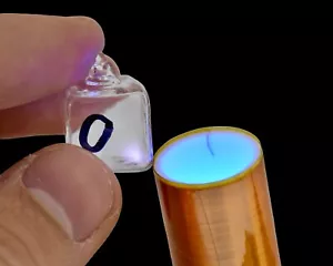 Oxygen Gas Sample Low Pressure Oxygen Rarefied Glass Cube 10mm 99.9% Pure - Imagen 1 de 2