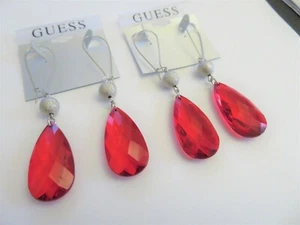 NUEVOS GUESS DE COLECCIÓN 2 PARES PENDIENTES COLGANTES LÁGRIMA ROJO RUBÍ - Imagen 1 de 2