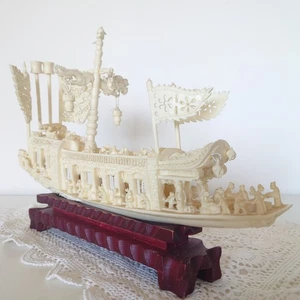 Vintage Chinese Carved Resin Junk Ship 35cm on Stand, 1960s–1980s – Damage - Bild 1 von 19
