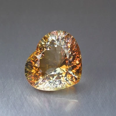Topacio champán 14,58 quilates: piedra preciosa corte cóncavo en forma de corazón Foto 1 de 4