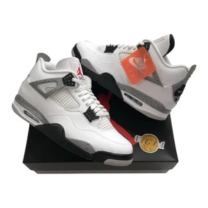 Taglia 13 - Jordan 4 Retro Bianco Cemento 2025 Jumpman OG Nike Air Travis FV5029 100 - Foto 1 di 6