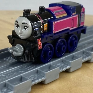 Thomas the Tank Engine - Adventures Diecast Engine Ashima - Envío gratuito  - Imagen 1 de 10