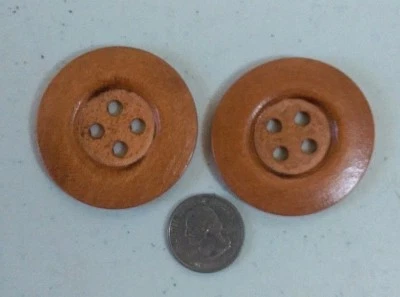 Paquete de 2 botones de madera MARRÓN CLARO 4 agujeros 2" (50 mm) para álbumes de recortes artesanía (1109) Foto 1 de 3