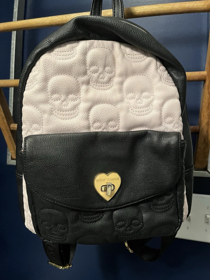 Betsey Johnson Mochila Cartera Bolso de Mano Rubor Rosa y Negro Calavera Repujado Foto 1 de 4