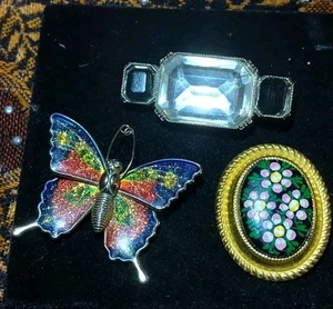¿Tres encantadores broches brillantes (broches) de plástico/resina? J66Grnd* - Imagen 1 de 12