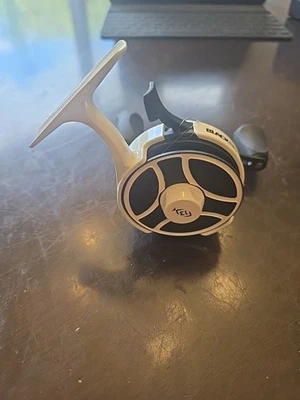 Carrete de cebo de hielo Betty Freefall Ghost 13 Fishing negro BBFFG25LH Foto 1 de 4