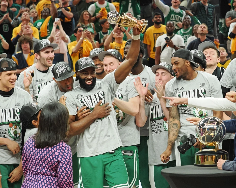 Foto de la NBA Jaylen Brown 2024 East Finals MVP Court Celly Boston Celtics 8x10 Foto 1 de 1