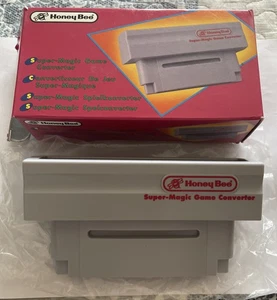 Honey Bee Super Nintendo SNES Cartridge Game Universal Converter Adapter PAL - Foto 1 di 10