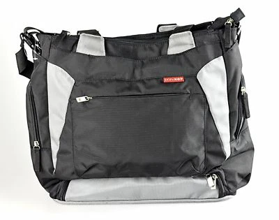 Bolsa de pañales SKIP HOP 'Bento' negra de poliéster para llevar Foto 1 de 4