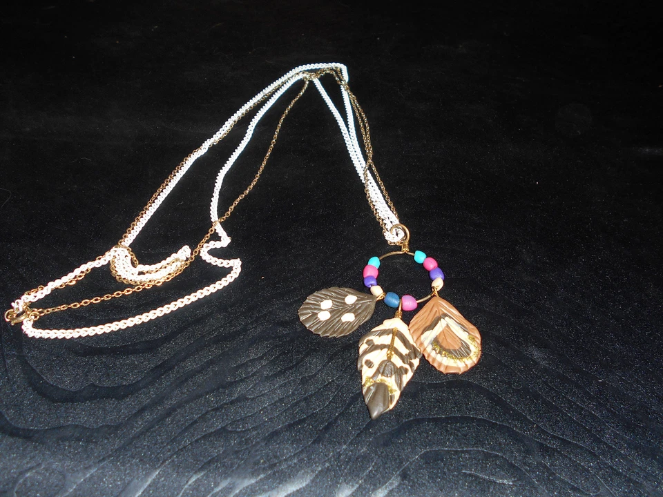 Pingente de argila de penas falsas em círculo com argila. Contas em correntes brancas e douradas - Imagem 1 de 4