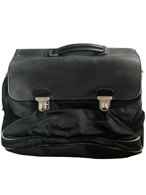 Maletín grande de cuero negro de nailon con doble cierre de logotipo de una sola asa Prada para hombre Foto 1 de 4