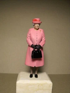 1/18 FIGURE  QUEEN ELIZABETH  VROOM PAINTED  FOR  NOREV CMR  AUTOART  MINICHAMPS - Picture 1 of 7