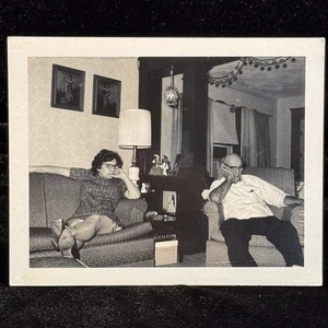 Vintage anni 60 vernacolare snapshot metà secolo soggiorno coppia annoiato TV decorazione notte - Foto 1 di 4