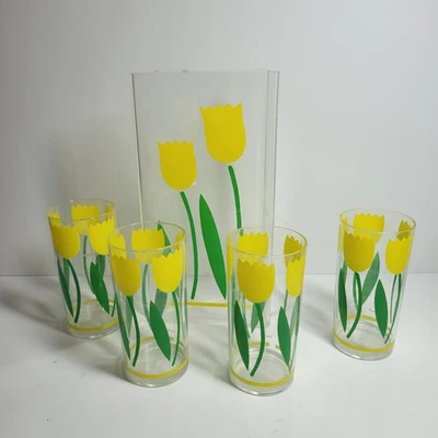 Juego de 5 jarras y vasos de acrílico vintage Lucite HJ tartamudeo tulipanes amarillos Foto 1 de 4