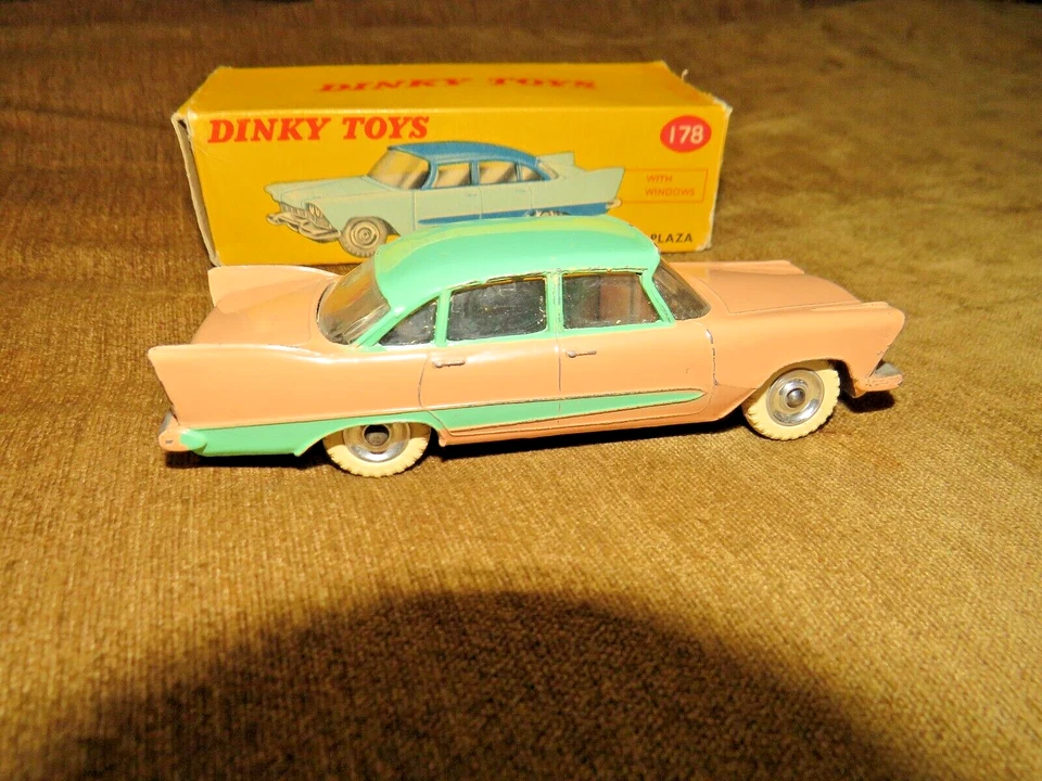 Coche fundido a presión y caja vintage 1959 Dinky Toys Gran Bretaña #178 Plymouth Plaza Deluxe Foto 1 de 4