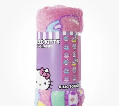 MANTA HELLO KITTY AND FRIENDS, 40” X 50” 100% POLIÉSTER, TACTO SEDA” Foto 1 de 3