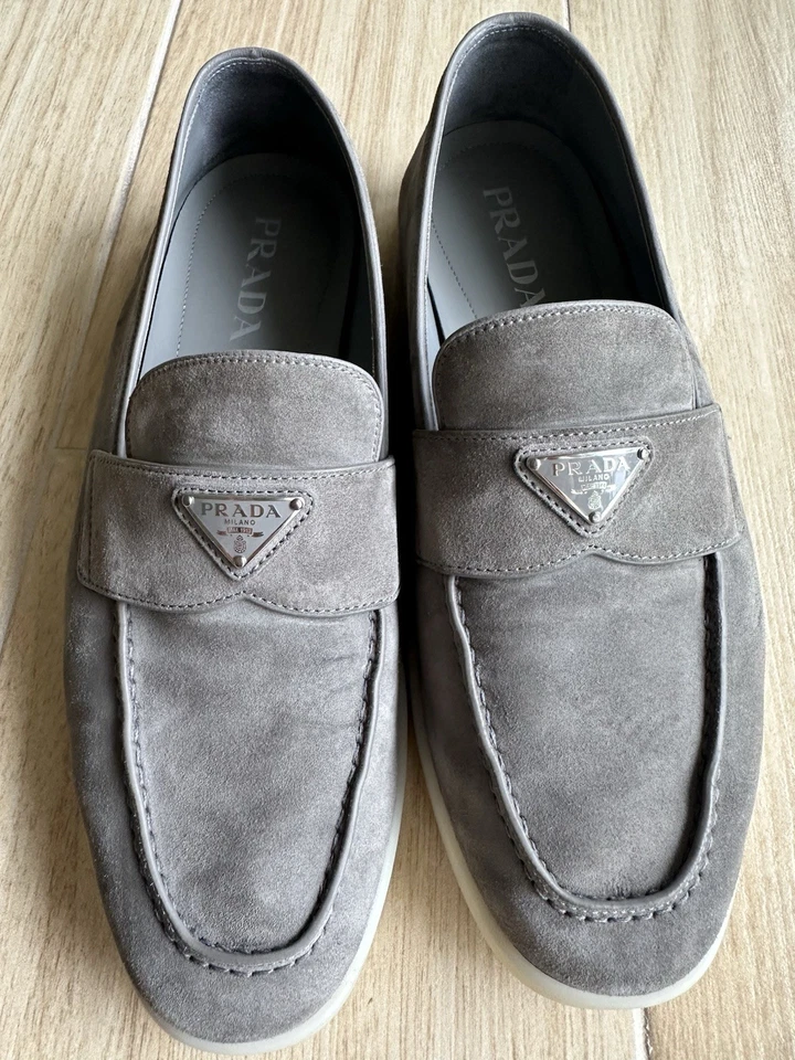 Mocasines sin cordones de gamuza Prada con detalle de logotipo Foto 1 de 4