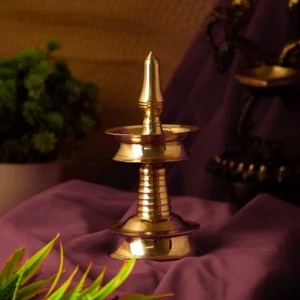 Soporte de lámpara de aceite/latón dorado tradicional Kerala diya hecho a mano - Deepak para templo - Imagen 1 de 5