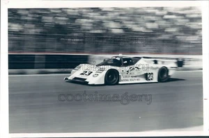 1987 Pressefoto Albert Naon Jr bekommt Rennwagen beim Miami Grand Prix 1980er - Bild 1 von 2
