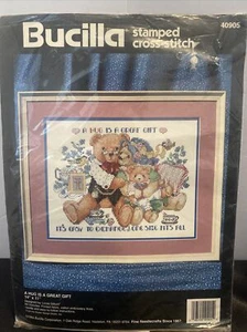 Bucilla Stempel Kreuzstich Set 40905 Eine Umarmung ist ein tolles Geschenk Teddybären geöffnet - Bild 1 von 2
