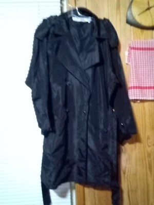 Chaqueta para mujer Niteline Della Roufogali negra con botones de piedra negra. Foto 1 de 4