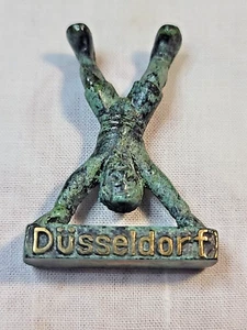 DUSSELDORF VINTAGE MINIATURA NIÑO BRONCE - Figura Estatua Acróbata Recuerdo Alemania - Imagen 1 de 19