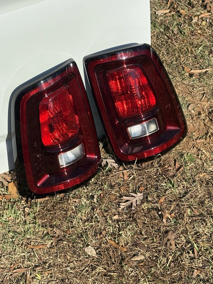 PAR de luces traseras Ram 2500/3500 2025. Nuevo halógeno de despegue.  2019-2025 Foto 1 de 1