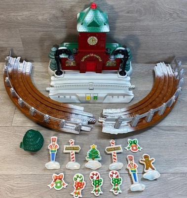 GeoTrax Рождество в Toytown Железнодорожный вокзал, Лот Аксессуаров и Предметов - Изображение 1 из 4