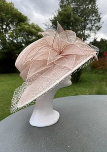 FASE OCHO ROSA PÁLIDO PAJA FLOR-CUENTAS-RED RIBETE ALA SOMBRERO ASCOT-BODA - Imagen 1 de 11