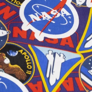 NASA Logo vorgeschnitten Nähen Handwerk Stoff 100 % Baumwolle 1 Yard 36 x 43 Zoll Mad Engine - Bild 1 von 5