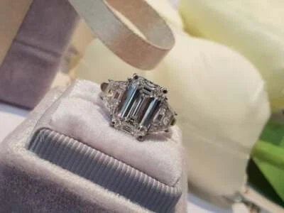 Sparkling White Emerald & Trapezoid Cut 5.00CT Cubic Zirconia Three Stone Ring - Imagem 1 de 4