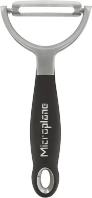 Pelador de verduras MICROPLANE profesional de hoja recta de acero inoxidable Foto 1 de 4