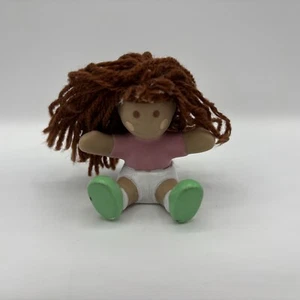 2" Little Tikes Puppenhaus Stoffpuppe Figur Garn Haare Vintage Mini Sammlerstück Mädchen - Bild 1 von 5