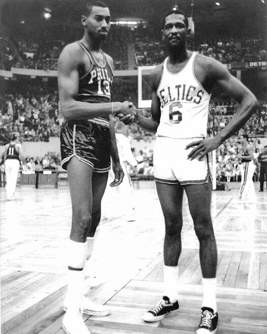 洛杉矶 WILT CHAMBERLAIN 和波士顿凯尔特人队 BILL RUSSELL 光面 8 x 10 照片 — 第 1/1 张图片