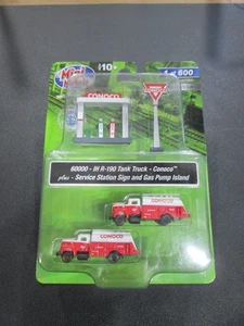 NEU! 60000 IH R-190 Tankwagen Conoco + Tankstellenschild & Pumpeninsel - Bild 1 von 1