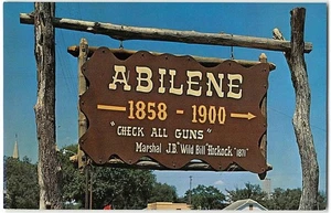 Insegna ABILENE "Check All Guns" KANSAS Wild Bill Hickok anni '50 cartolina d'epoca - Foto 1 di 2