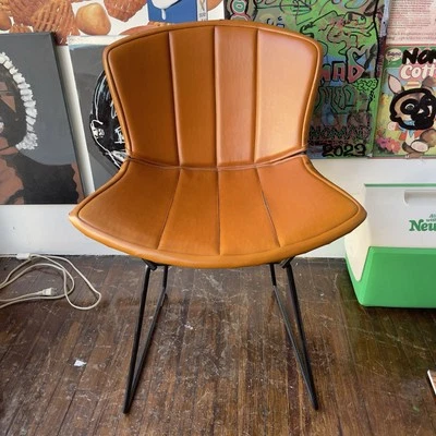 SILLA DE COMEDOR LATERAL CROMADA HARRY BERTOIA MIDCENTURY DE COLECCIÓN PARA KNOLL con almohadillas de cuero Foto 1 de 4