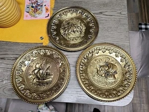 3 Vintage Messing geprägte Teller Wand 12" England Maritim Schiff/Obststststrauß - Bild 1 von 2