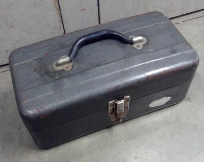 ВИНТАЖНАЯ КЛАССИЧЕСКАЯ СЕРАЯ МЕТАЛЛИЧЕСКАЯ КОРОБКА ДЛЯ СНАСТЕЙ И ЛОТОК 14 дюймов x 7 1/4 дюйма x 5 3/4 дюйма - Изображение 1 из 4